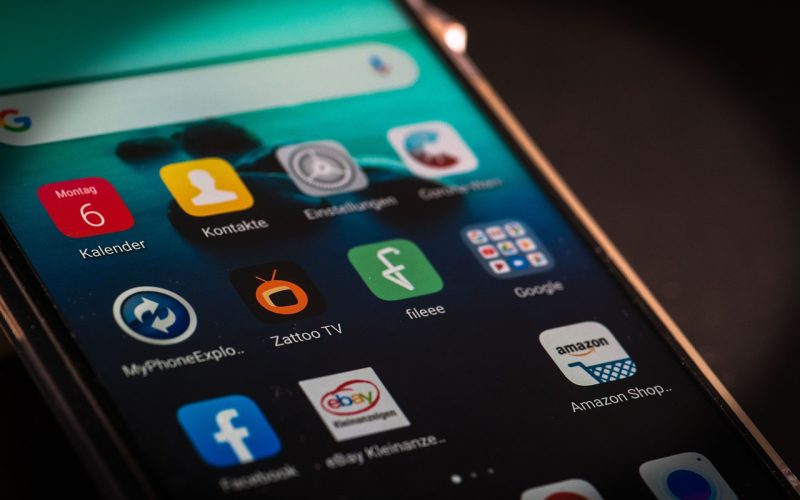 手机屏幕显示模拟器雷电 App 的多开窗口状态列表，六个窗口缩略图整齐排列在深色界面中