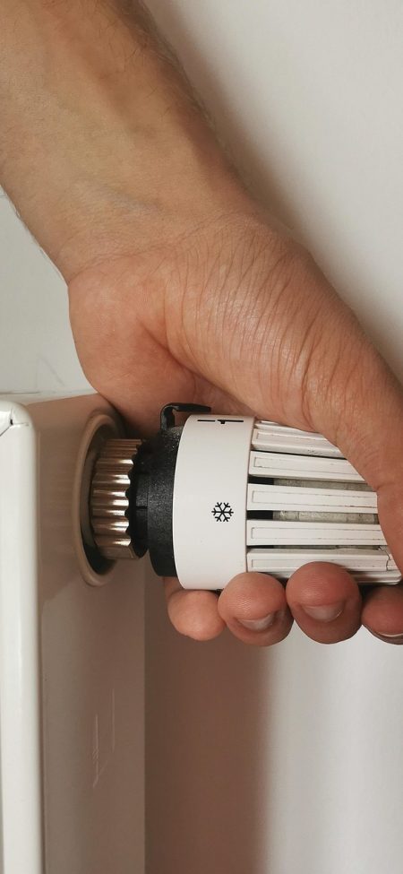 模拟器雷电 App 远程控制页实拍，手指正按住画面拖动，底部悬浮着返回键与音量键按钮
